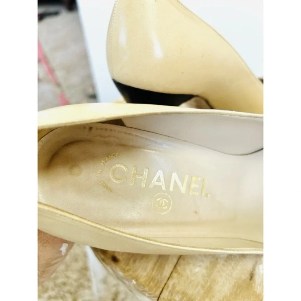Vintage Chanel HAND MADE IN ITALY)Beige & Black Leather High‎ Heel Pumps Size 40